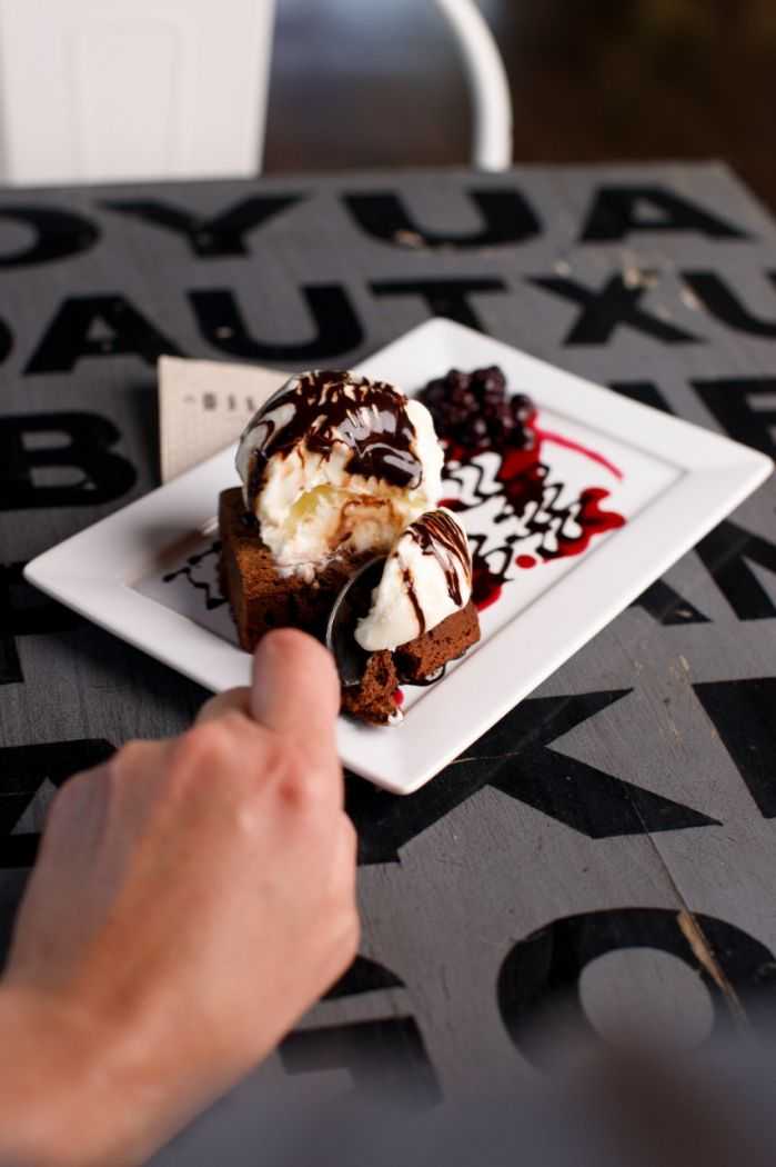 BROWNIE CON HELADO DE CREMA AMERICANA 